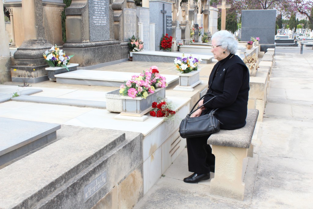 Irene Cartagena Gallud junto a la tumba de su padre en el cementerio de Alicante