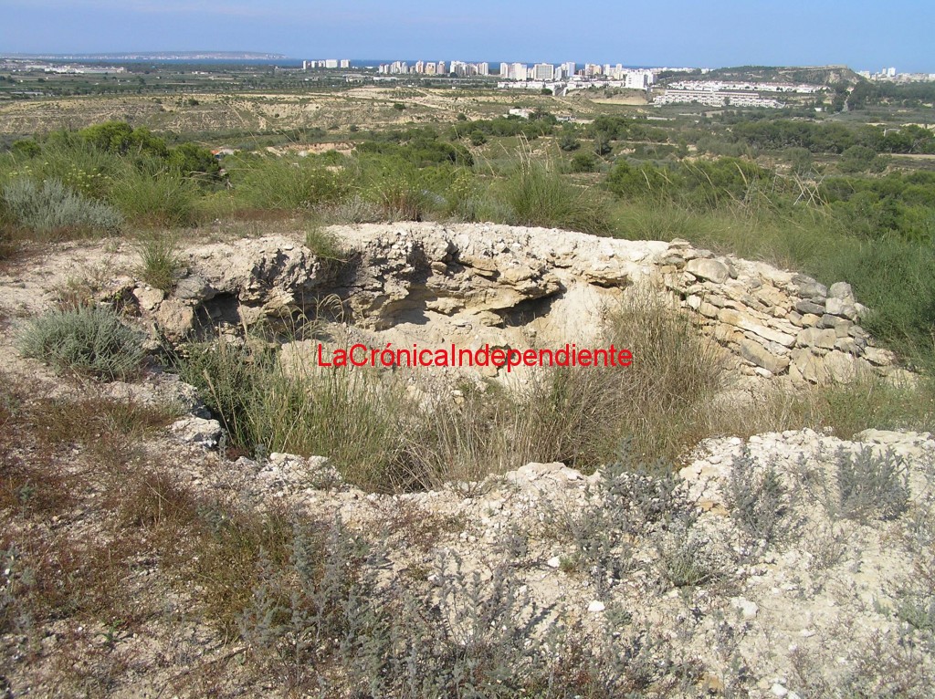  Restos de un hoyo para cría de conejos en la finca de propiedad municipal “El Pallarés”, en Guardamar del Segura. A esa finca fue a vivir una familia de San Miguel que excavó dos  hoyos. 