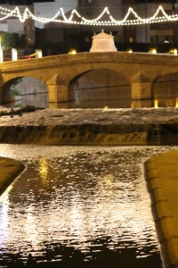 El puente de Carlos III de Rojales iluminado por las luces de fiesta
