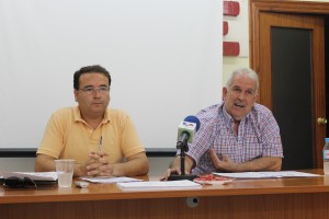 Representantes del PSOE e IU durante la rueda de prensa