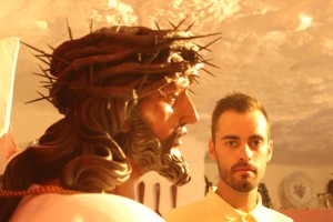 Adrián Mateo junto al Cristo en su cueva de Rojales 