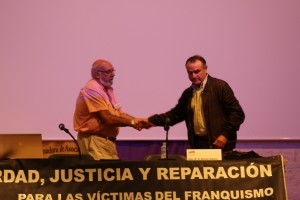 El alcalde de san Isidro junto a un miembro del colectivo de Memoria Historica 