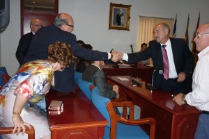 Pérez  siendo felicitado por la oposición