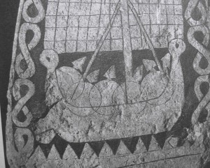 Embarcación vikinga grabada en una piedra