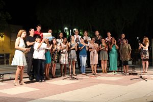 La concejal de Cultura junto al coro cubano