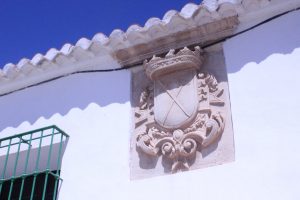 Fachada con escudo Lo Marabú