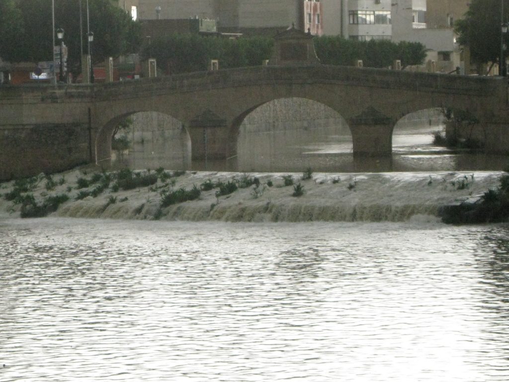 Aumento de caudal en el río 