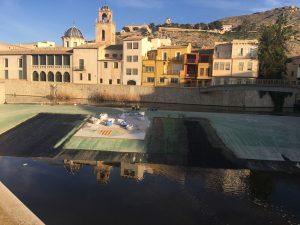 Retirada azulejos azud río